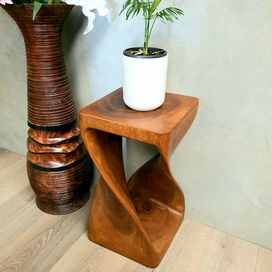 NNEDSZ The Twist Regenbaum-Holz Beistelltisch/Ecktisch/Pflanzenständer NB Finish